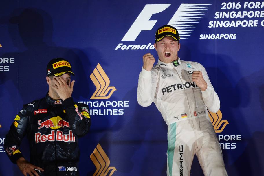 Rosberg sul podio con Ricciardo (a sin) e Hamilton. Reuters